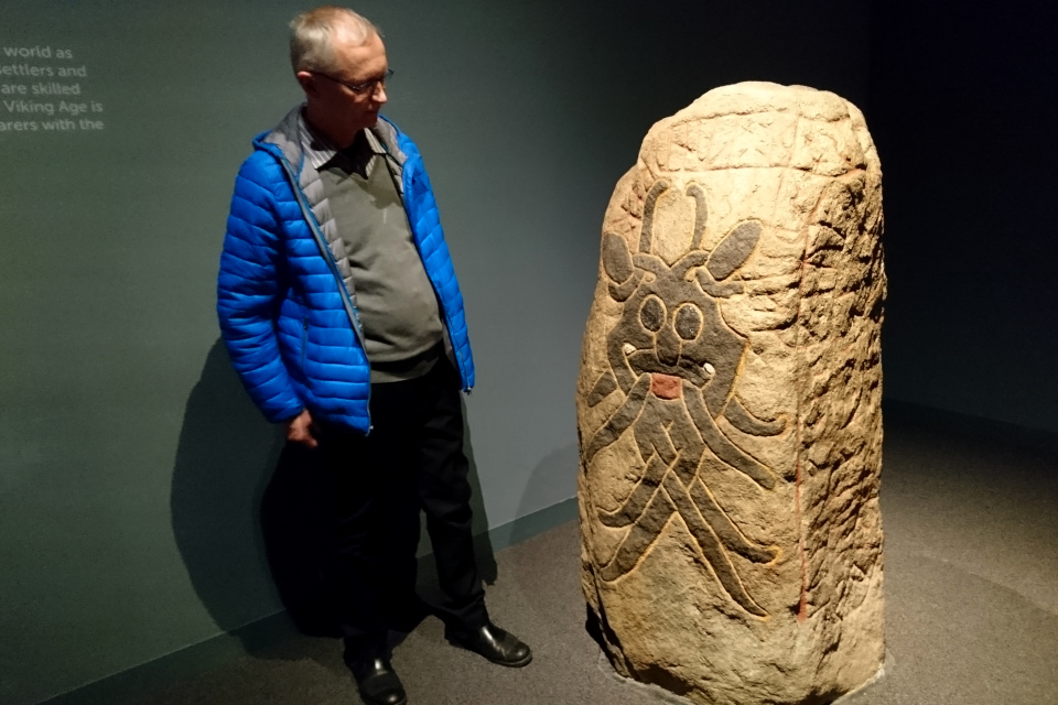 Рунный камень-маска. Викинги в Орхусе, музей Мосгорд, Дания. Фото 6 мар. 2019