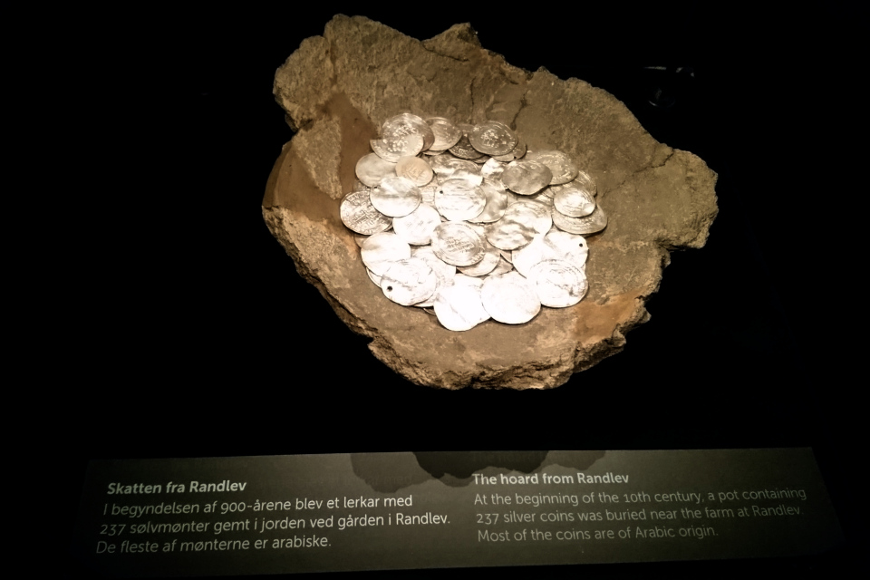 Серебряные монеты (Randlev). Викинги в Орхусе, музей Мосгорд, Дания. 29 янв. 2020