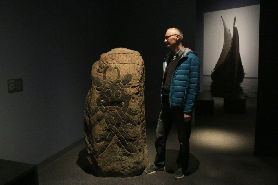  Рунный камень-маска Орхус в музее Мосгорд, г. Орхус / Хойбьерг, Дания. Фото 17 дек. 2021