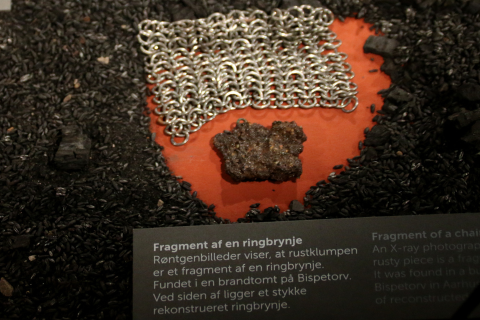 Фрагмент кольчуги. Сгоревшие дома викингов в Орхусе, музей Мосгорд, Дания. Фото 12 дек. 2021