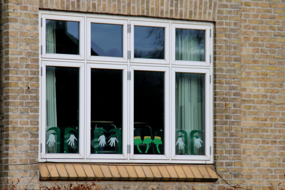 Подснежники и эрантисы из бумаги украшают окна частного дома. Фото 7 мар. 2021, г. Орхус, Дания