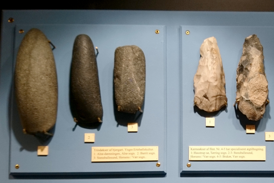 Каменный топор на стоянке людей культуры эртебёлле 5400-3900 до н. э. на острове Алрё (слева). Фото 21 нояб. 2020, музей г. Хорсенс, Дания