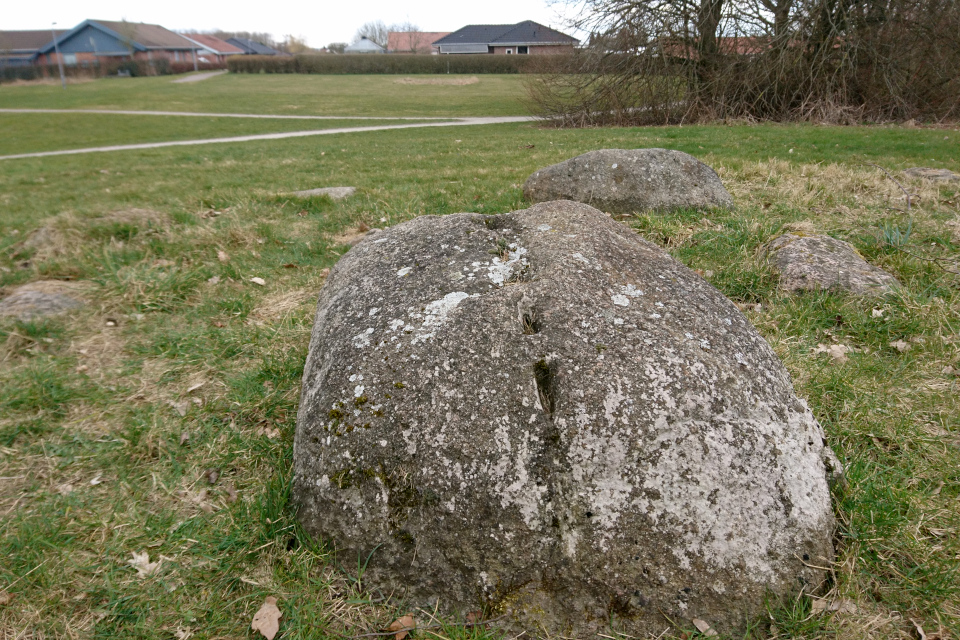 Колотые камни. Хасселагер Бавнехой (Hasselager bavnehøj), Дания. Фото 1 апр. 2022
