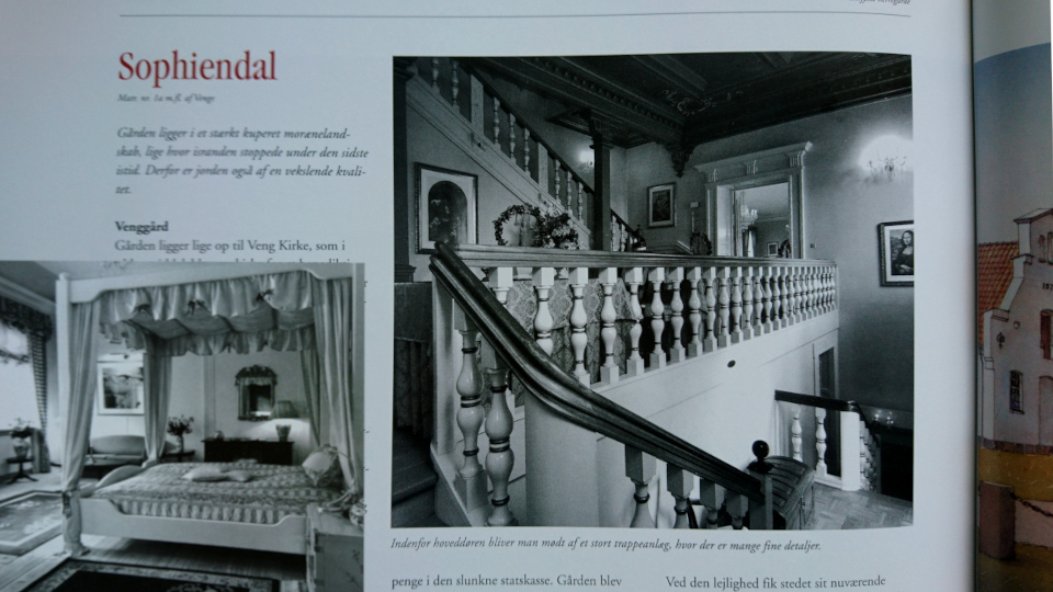 Гостиничный номер и парадная лестница в замке Софиендаль. Фото из книги "Østjyske Herregårde" ("Восточно-ютландские поместья")
