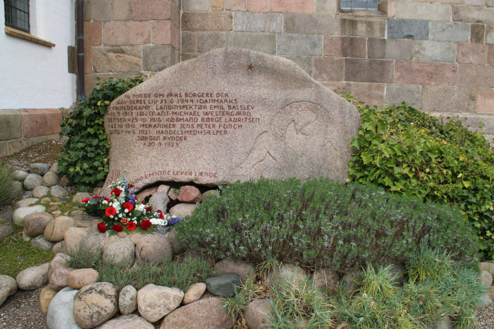 Памятный камень участникам движения Сопротивления. Церковь Орс (Aars kirke), Дания. 6 мая 2022