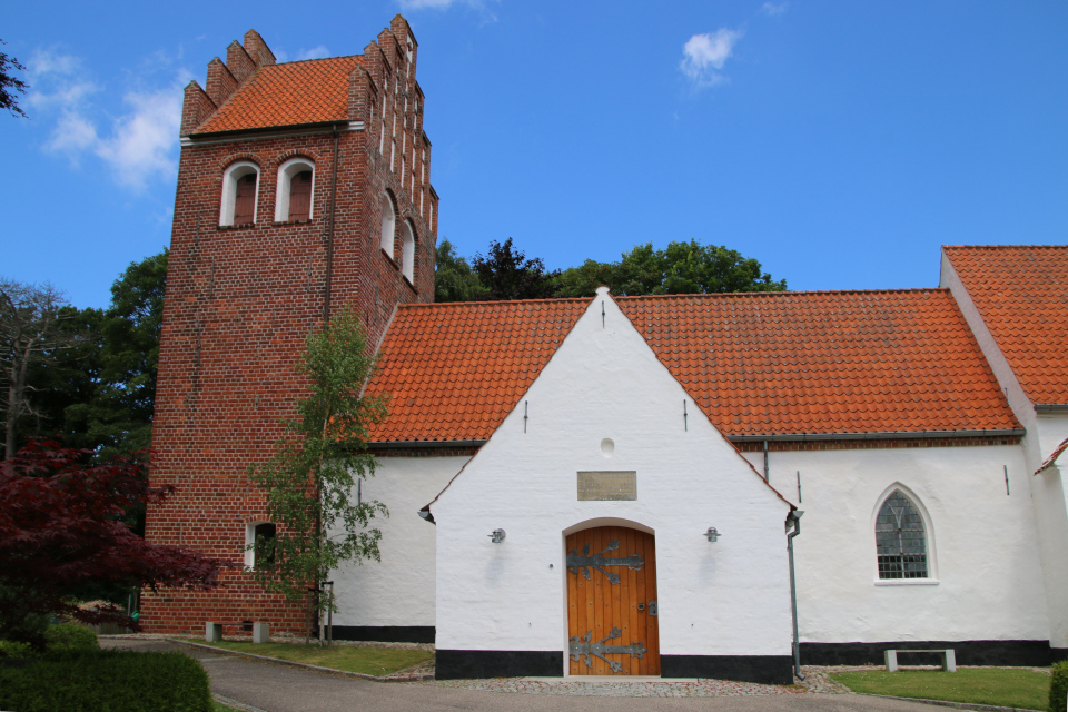 Церковь Тибирке (Tibirke Kirke), Tisvildeleje, Дания. Фото 2 июл. 2022