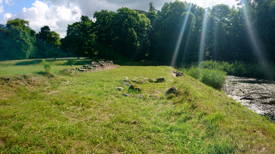 Руины замка Ассербо (Asserbo Slotsruin), Фредериксверк, Дания. Фото 2 июля 2022