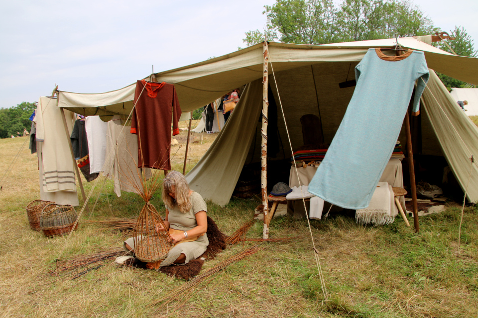 Плетение корзин. Дни викингов Мосгорд (Moesgaard Vikingedage), Орхус, Дания. 31 июля 2022