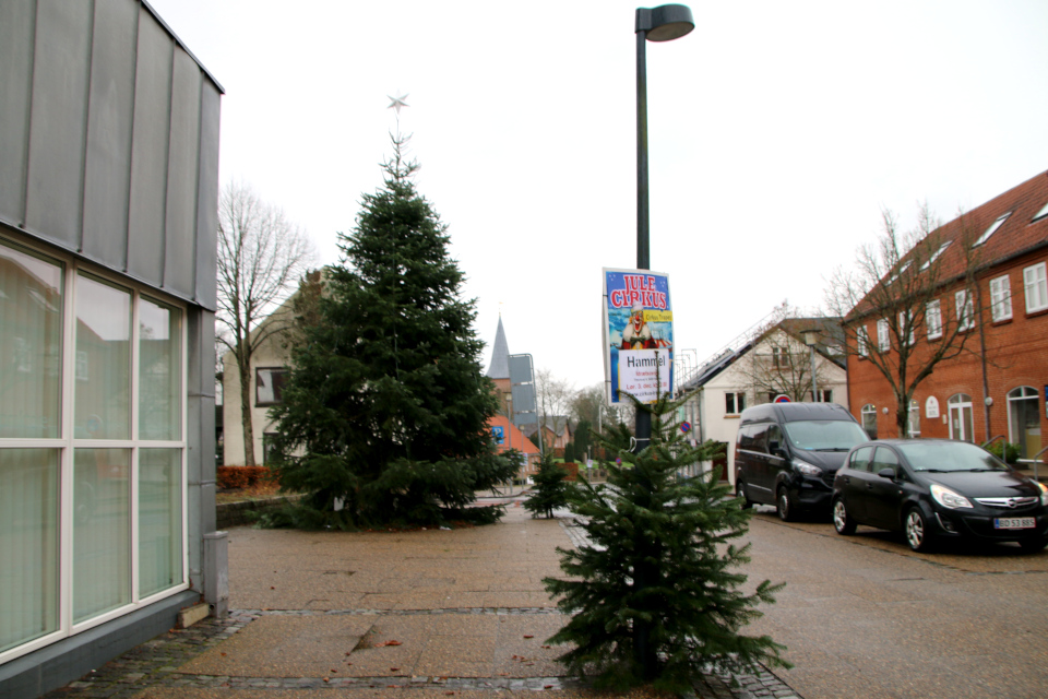 Пешеходная улица и городская площадь. Рождественское убранство в Хаммель, Дания. 28 ноября 2022 