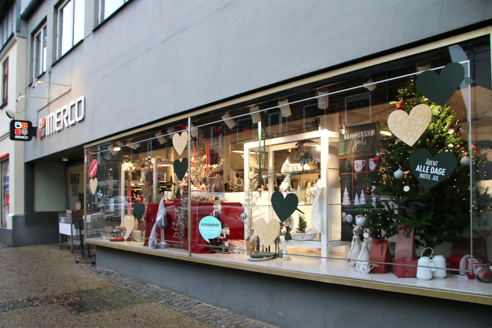 Витрина магазина. Пешеходная улица. Рождественское убранство в Хаммель, Дания. 28 ноября 2022 