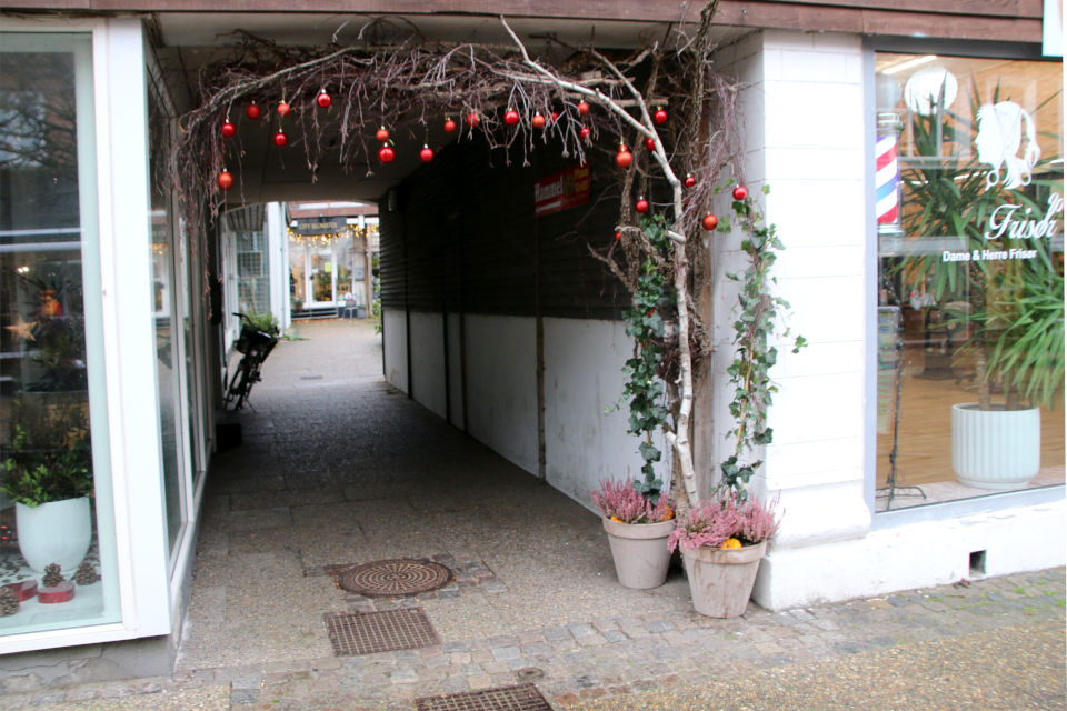 Витрина магазина. Пешеходная улица. Рождественское убранство в Хаммель, Дания. 28 ноября 2022 