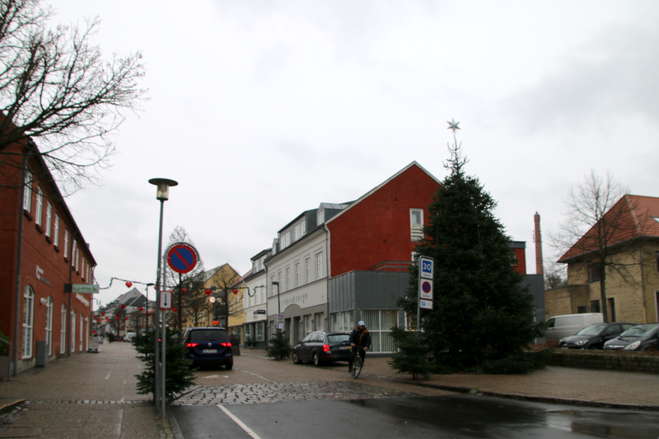 Пешеходная улица и городская площадь. Рождественское убранство в Хаммель, Дания. 28 ноября 2022 