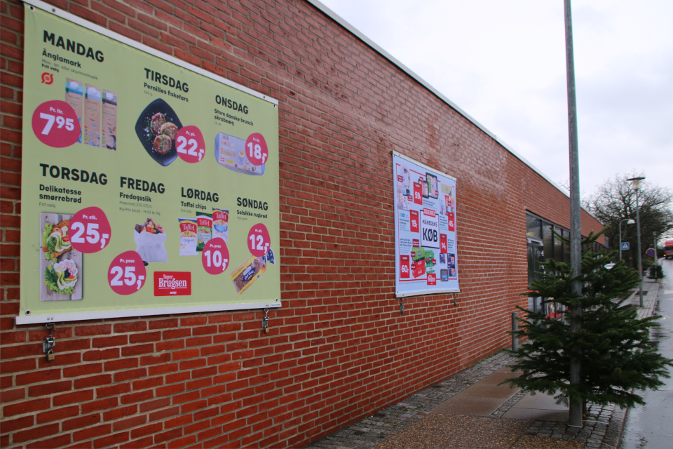 Смёрребрёд – датский бутерброд, реклама на стене супермаркета. Рождественское убранство в Хаммель, Дания. 28 ноября 2022 