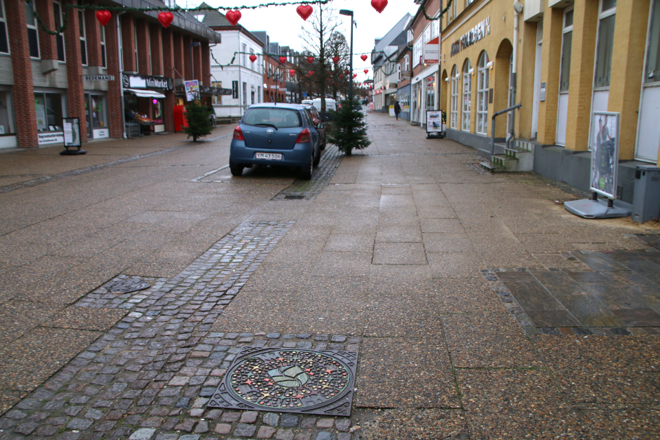 Канализационный люк. Пешеходная улица. Рождественское убранство в Хаммель, Дания. 28 ноября 2022 