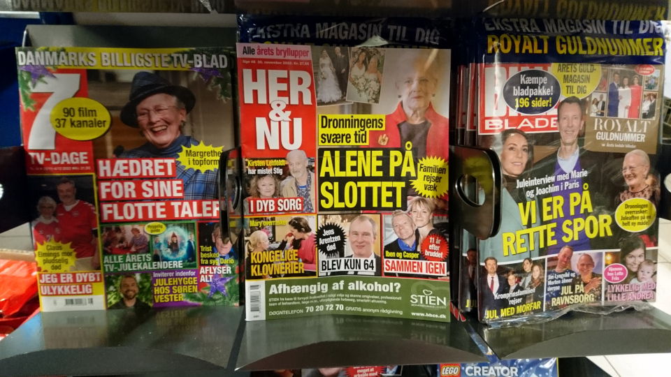 Журналы в супермаркете, Холме, Дания. 1 дек. 2022
