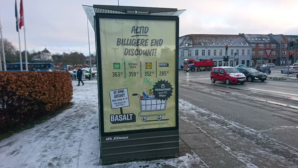 Реклама магазина Базальт (Basalt) на автобуской остановке, Орхус / Вибю, Дания. 14 дек. 2022