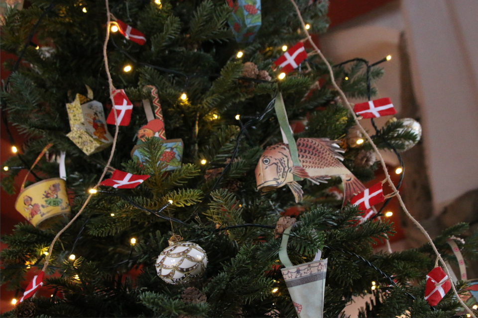 Рыба. Объемные бумажные фигурки. Рождественская елка в Колдингхус, г. Колдинг, Дания. 17 дек. 2022 