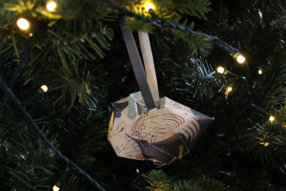 Объемные бумажные фигурки. Рождественская елка в Колдингхус, г. Колдинг, Дания. 17 дек. 2022 