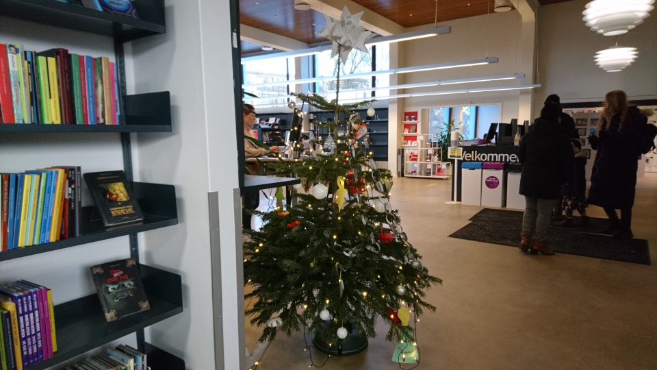 Рождественская елка. Рождество в библиотеке Вибю, Орхус, Дания. 14 дек. 2022 