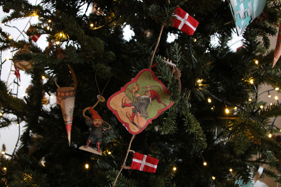 Рождественские кулёчки. Лур. Ниссе. Рождественская елка в Колдингхус, г. Колдинг, Дания. 17 дек. 2022 
