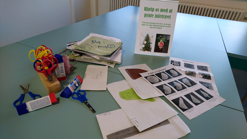 Елка из бумаги. Рождество в библиотеке Вибю, Орхус, Дания. 14 дек. 2022 
