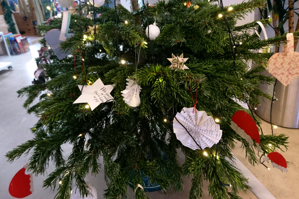 Рождественская елка. Рождество в библиотеке Вибю, Орхус, Дания. 14 дек. 2022 