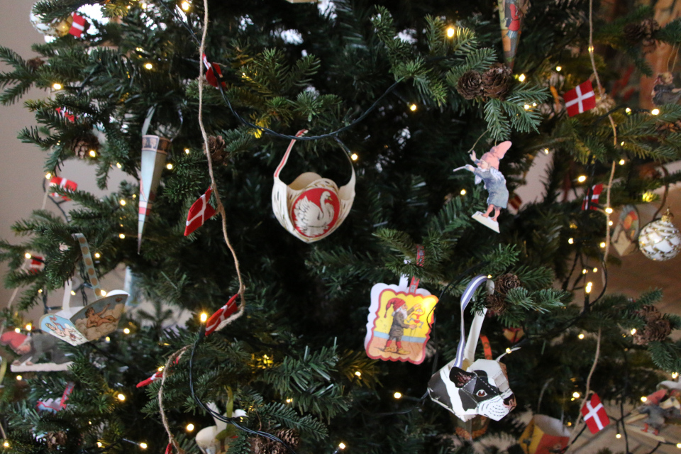 Лебедь. Рождественские кулёчки. Ниссе. Рождественская елка в Колдингхус, г. Колдинг, Дания. 17 дек. 2022 
