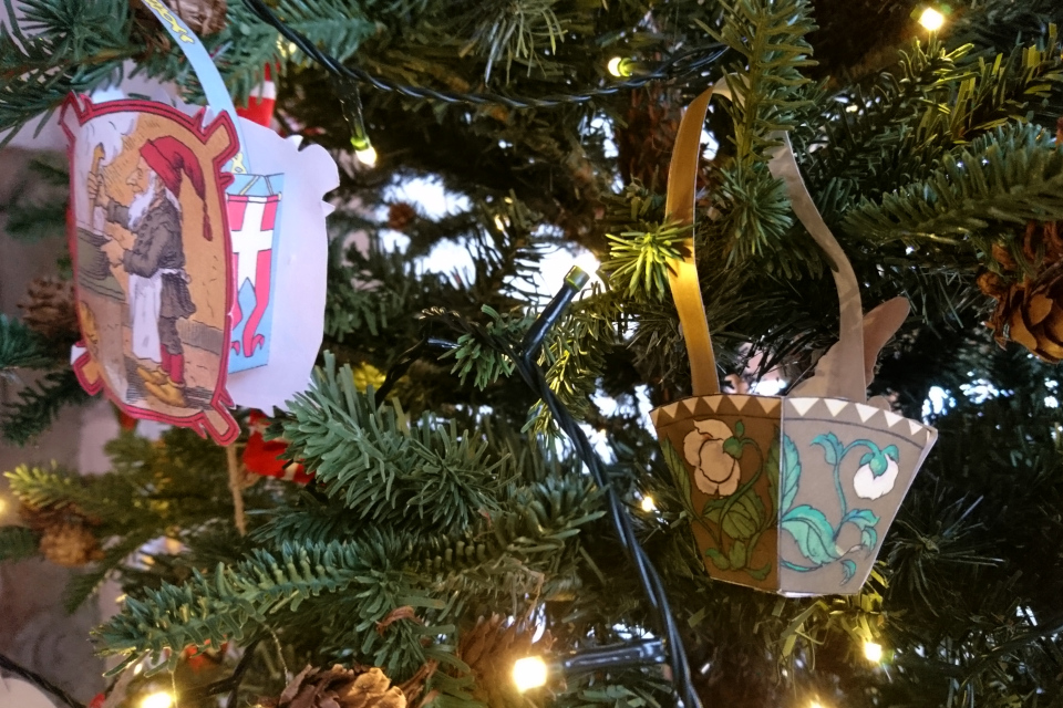 Морозник чёрный. Рождественские кулёчки . Ниссе. Рождественская елка в Колдингхус, г. Колдинг, Дания. 17 дек. 2022 