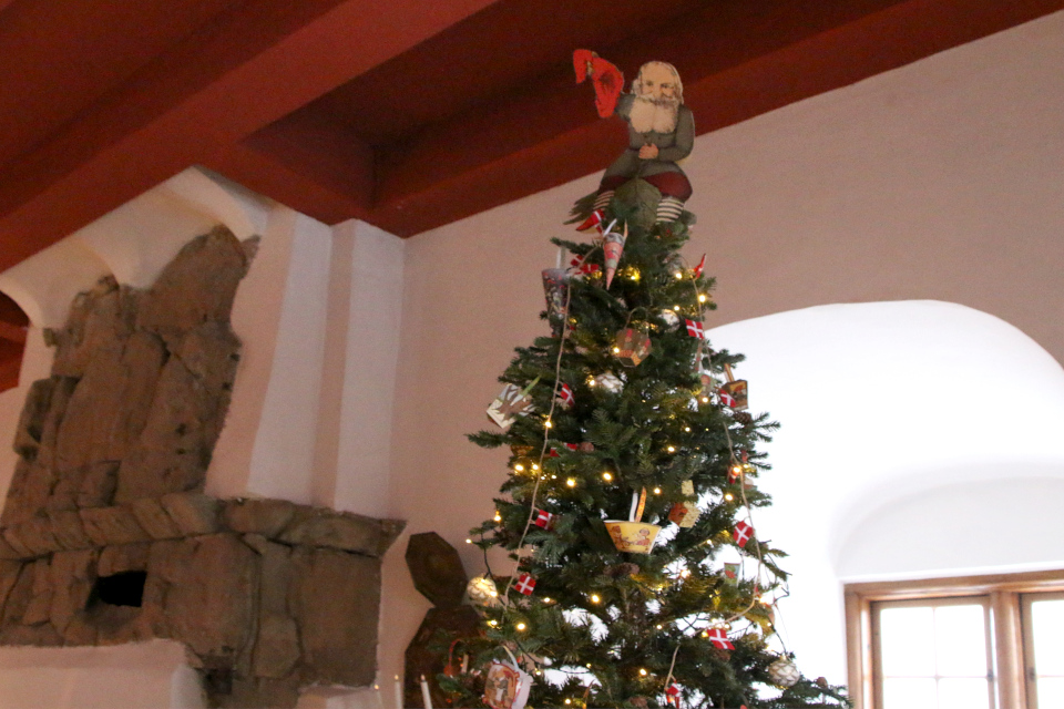 Ниссе. Рождественская елка в Колдингхус, г. Колдинг, Дания. 17 дек. 2022 