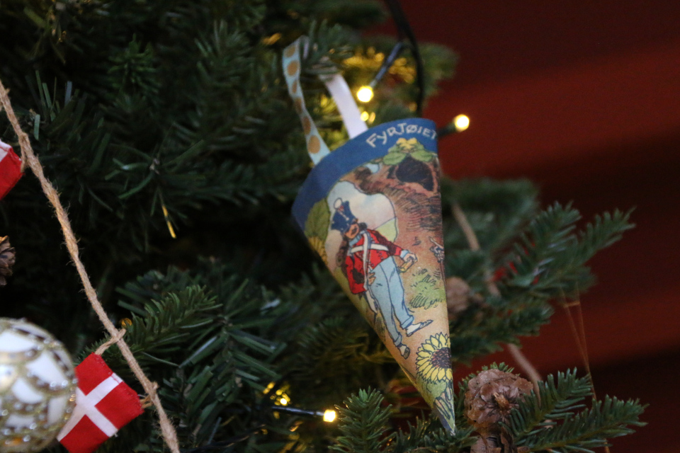 Рождественские кулёчки. "Огниво" Г. К. Андерсен. Лур. Ниссе. Рождественская елка в Колдингхус, г. Колдинг, Дания. 17 дек. 2022