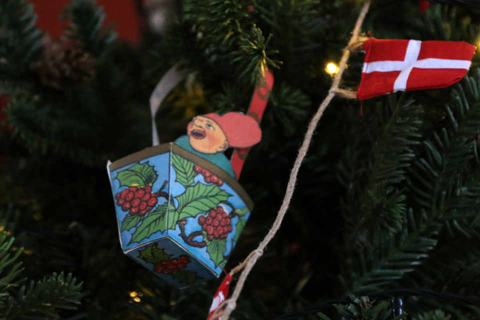 Падуб. Рождественские кулёчки. Ниссе. Рождественская елка в Колдингхус, г. Колдинг, Дания. 17 дек. 2022 