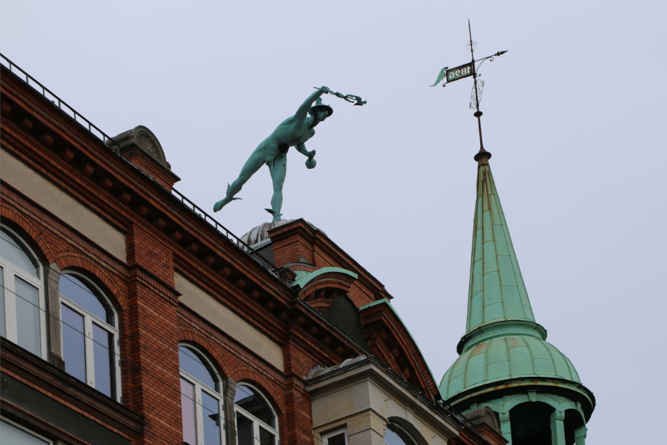 Hermes med vingesko, rejsehat og stav i hånden. Billedhuggeren Julius Schultz. Bronzestatue 1896. Taget af varehuset Messen i Købmagergade i København. Копенгаген, Дания. 5 фев. 2023 