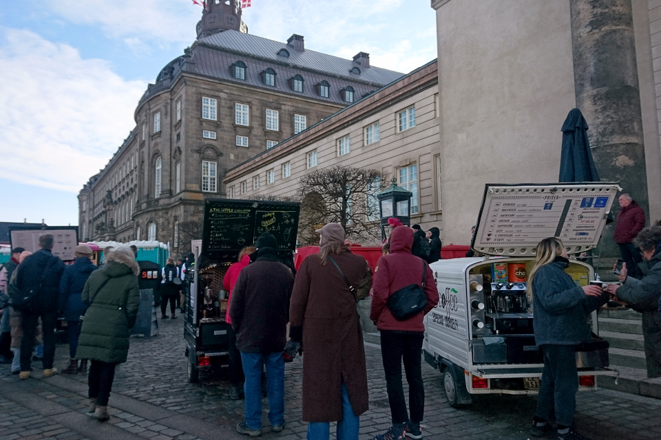 Автокофейни на площади Кристиансборг (здание датского парламента Фолькетинга)во время демонстрации против отмену праздника всеобщей молитвы, Копенгаген, Дания. 5 февр. 2023