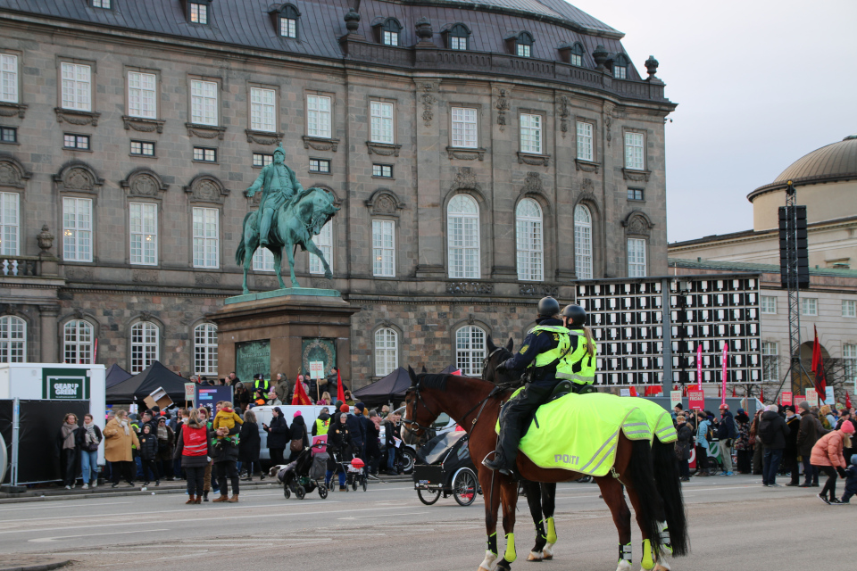 Конная полиция. Демонстрация против отмены дня всеобщей молитвы, Копенгаген, Дания. 5 фев. 2023 