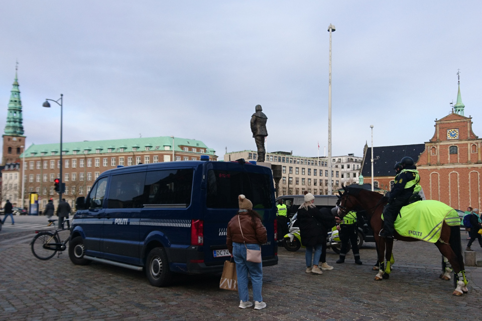 Конная полиция. Демонстрация против отмены дня всеобщей молитвы, Копенгаген, Дания. 5 фев. 2023 