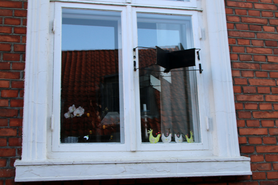 Уличное зеркало на окне. Пасха в Рибе, Дания. 8 апр. 2023 