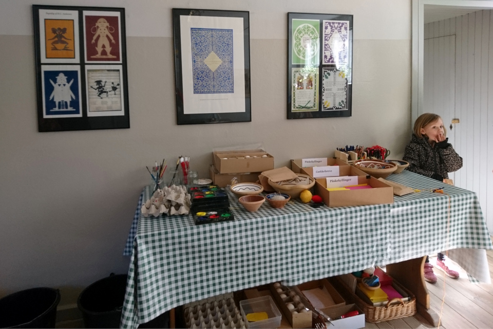 Бумажные силуэты Ганса Христиана Андерсена. Старый Город, Орхус, Дания. 1 апр. 2023 