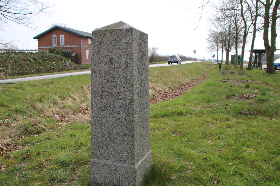 Пограничный камень. Скодборгхус (Skodborghus), Дания. 10 апр. 2023 