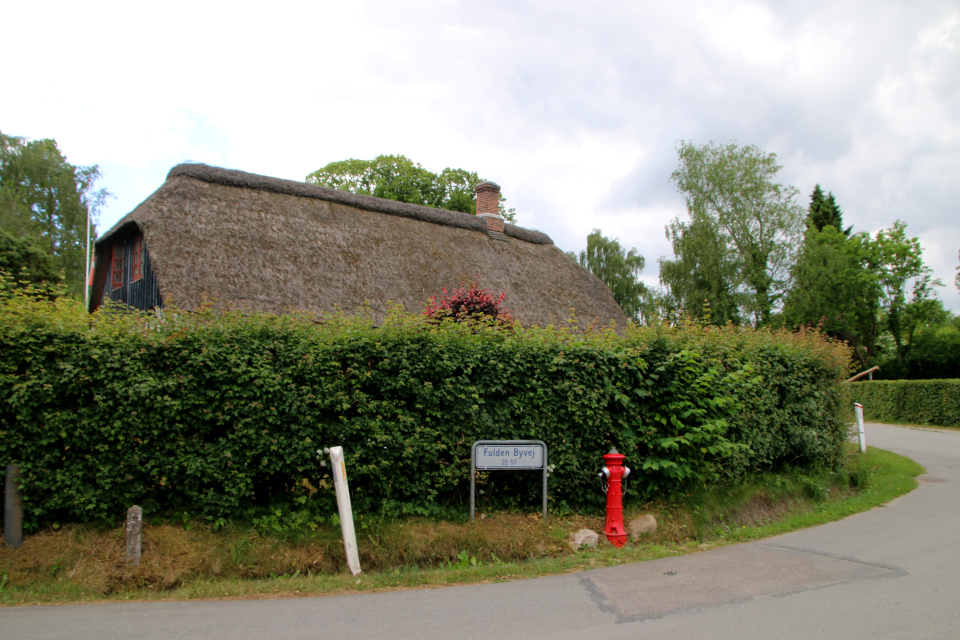 Пожарный гидрант. Старый дом с соломенной крышей в долине Фульден, Fulden byvej. Дания. 25 июня 2023 