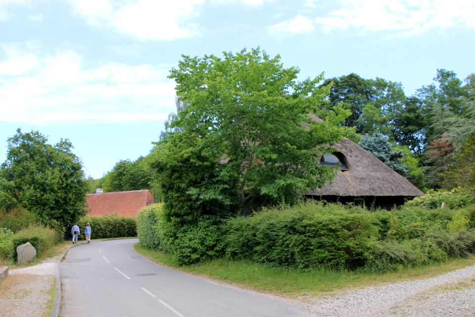 Старый дом с соломенной крышей в долине Фульден, Fulden Byvej. Дания. 25 июня 2023