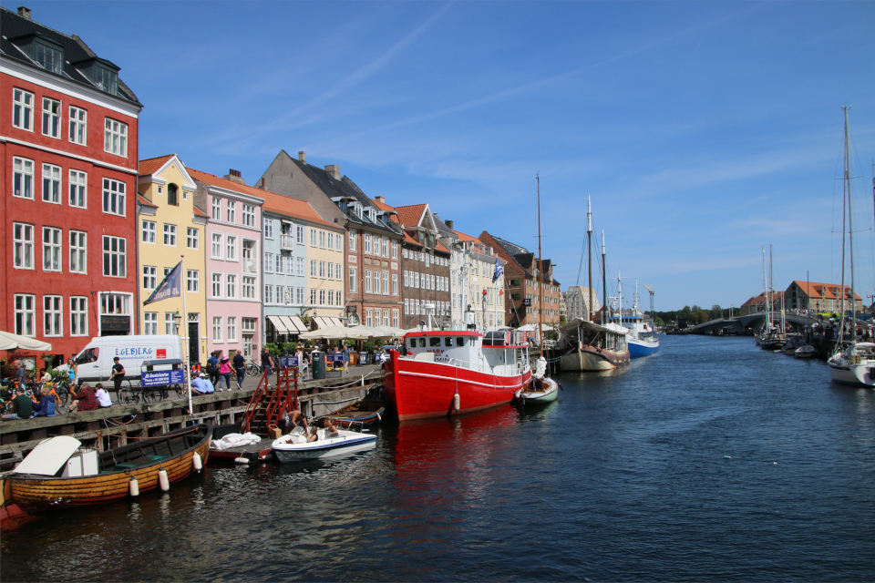 Лодки Нюхавн (Nyhavn), Копенгаген, Дания. 9 июня 2023 