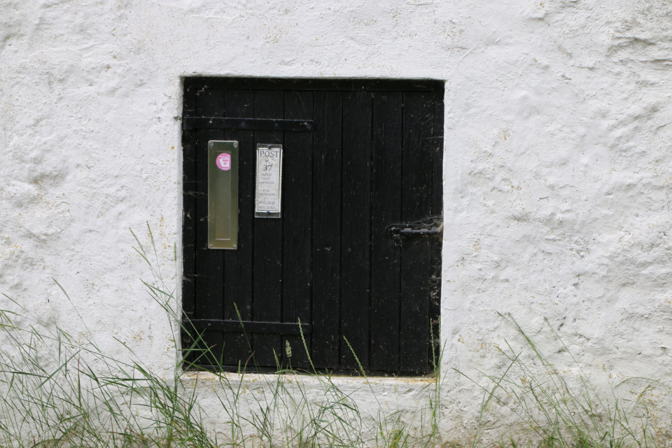 Дом с каменными стенами и почтовым ящиком. Фульден, Дания. 25 июня 2023 