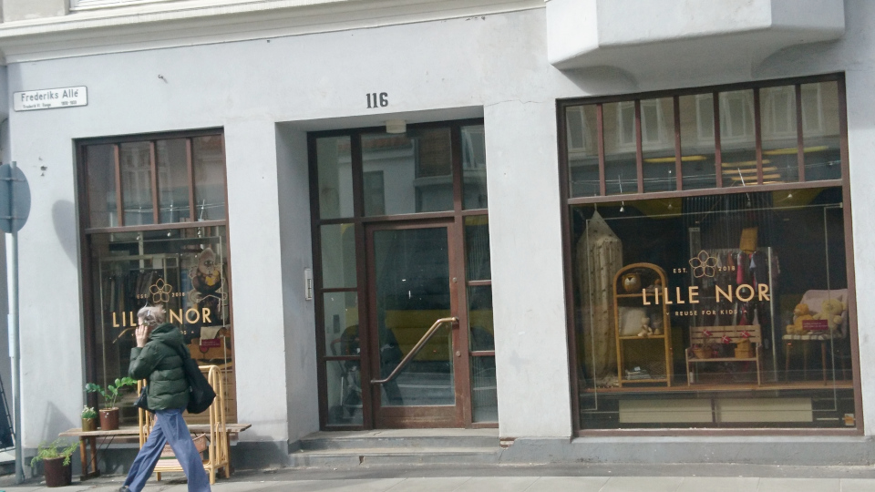 Комиссионный магазин "Маленький Нор" (Lille Nor), Фредерикс Алле, Орхус, Дания. 25 марта 2023 