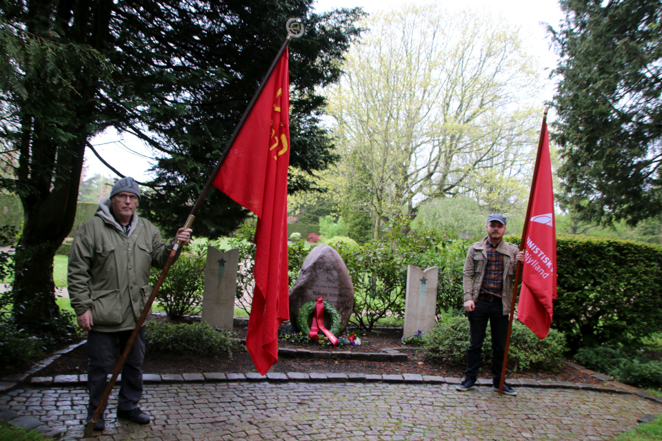 Члены коммунистической партии Дании возле восстановленного памятника на могиле Советских солдат (Russiske grave), Vestre kirkegård, Орхус, Дания. 4 мая 2024