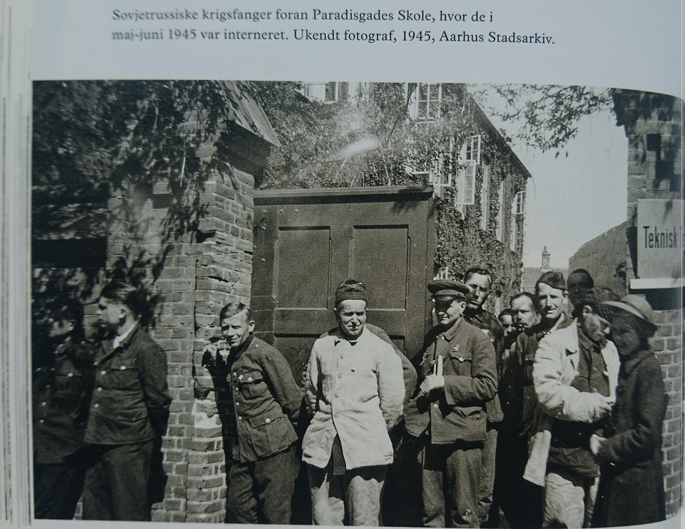 Советские военнопленные возле школы Парадисгэде (Paradisgade), где они содержались в мае-июне 1945 г. Неизвестный фотограф. Фото Орхусского государственного архива из книги "Тихо, как могила"