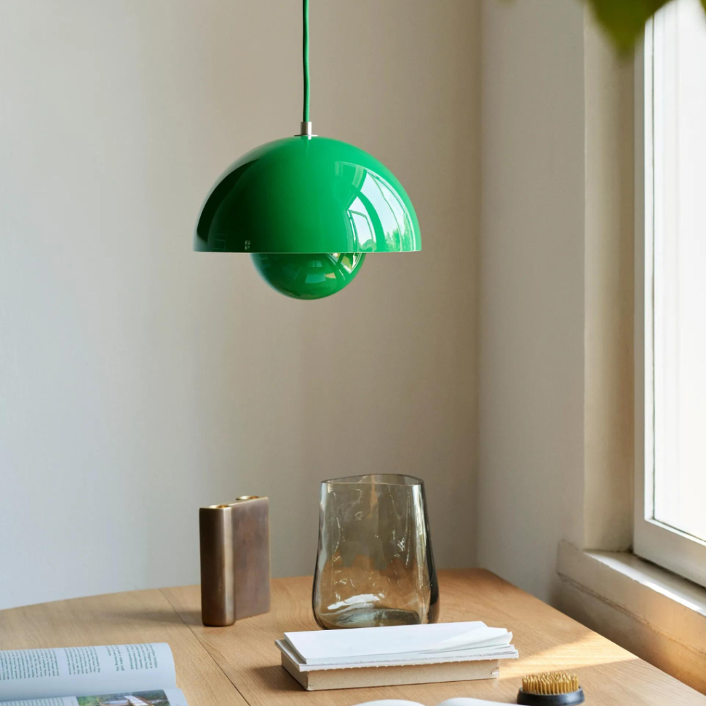 Flowerpot taklampa i design som en pendellampa i grön färg är en vacker inredningsdetalj ovanför arbetsbordet Flowerpot taklampa i design som en pendellampa i grön färg är en vacker inredningsdetalj ovanför arbetsbordet.