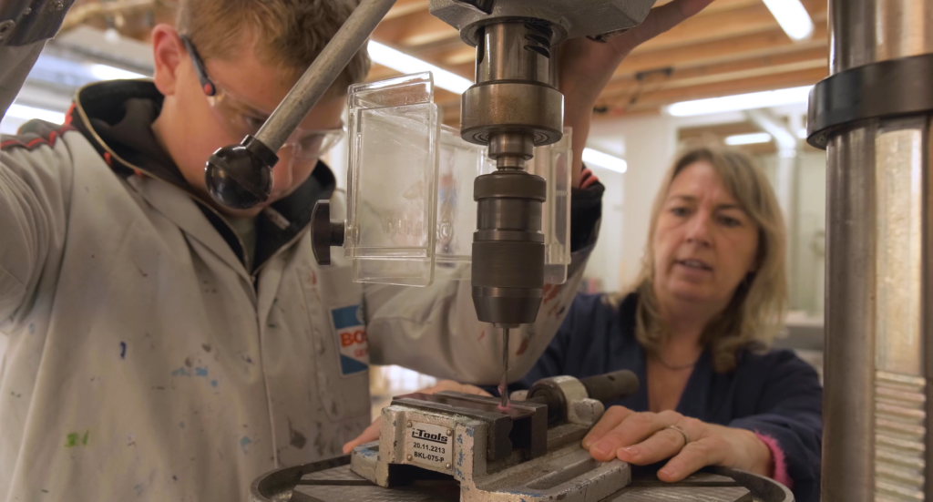 Leerling en docent op De Faam school voor praktijkonderwijs