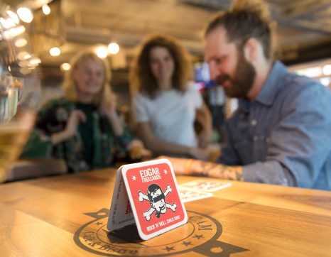 Bierdeckel verteilen