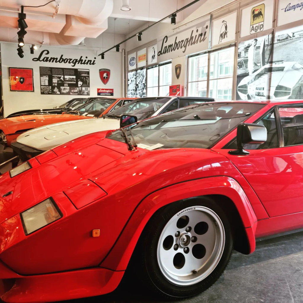 Inne i Bilmuseet på Fornebu med nærbilder av 3 vintage racerbilder i rød og sølv farge
