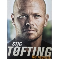 Forside af bogen “No Regrets” med portræt af Stig Tøfting i intens belysning